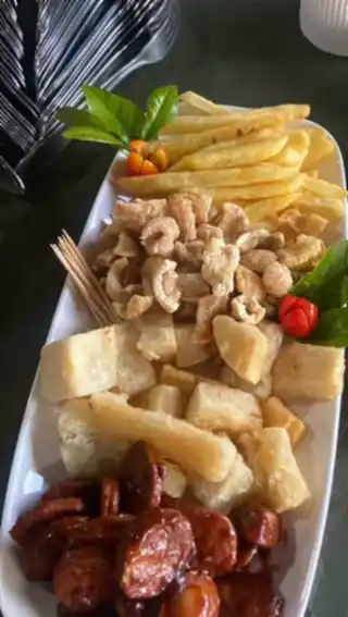 Travessa com porções variadas servidas pelo Buffet Real